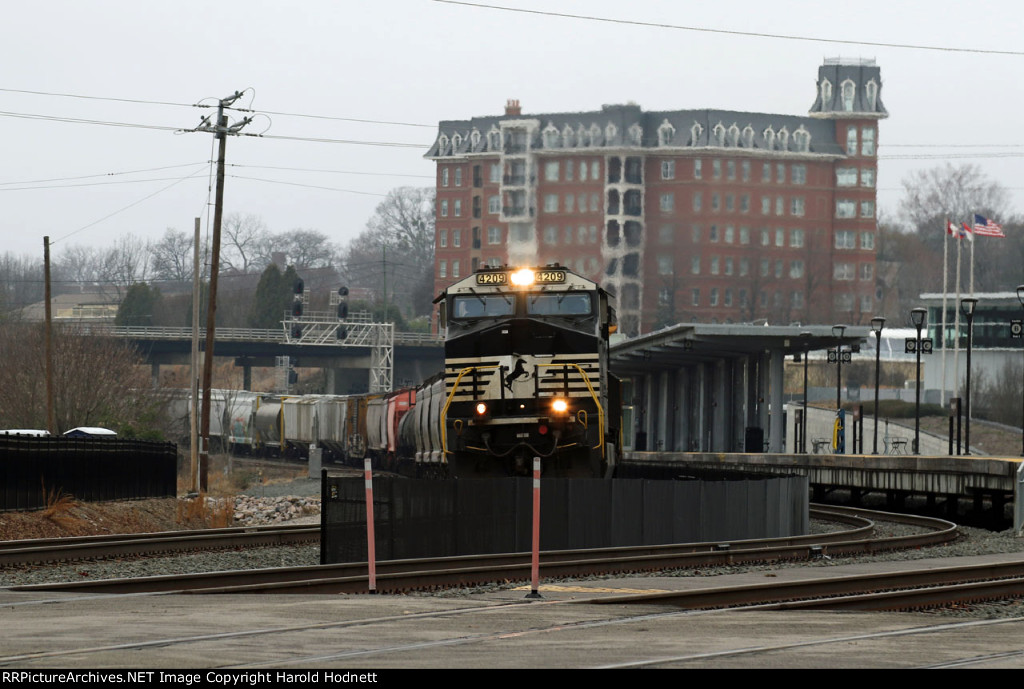 NS 4209 leads train 350-25 eastbound past RUS